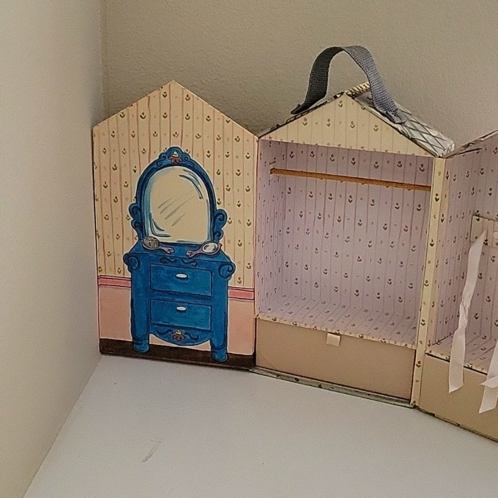 MADELINE'S HOME DOLLS, EDEN TOYS, PARISIAN DECOR, CLOTHS/ DOLL CARRYING TRUNK. - Picture 8 of 10